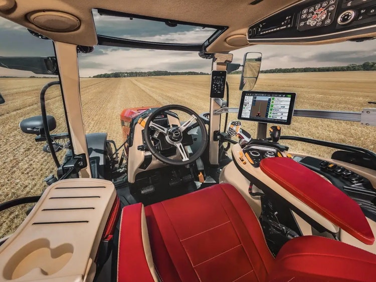 Case IH 185 Innenraum auf einem Acker