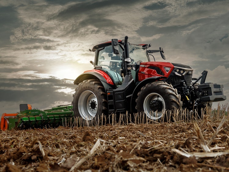 Case IH 185 beim Stoppelsturz mit einem Mulcher bei der Arbeit