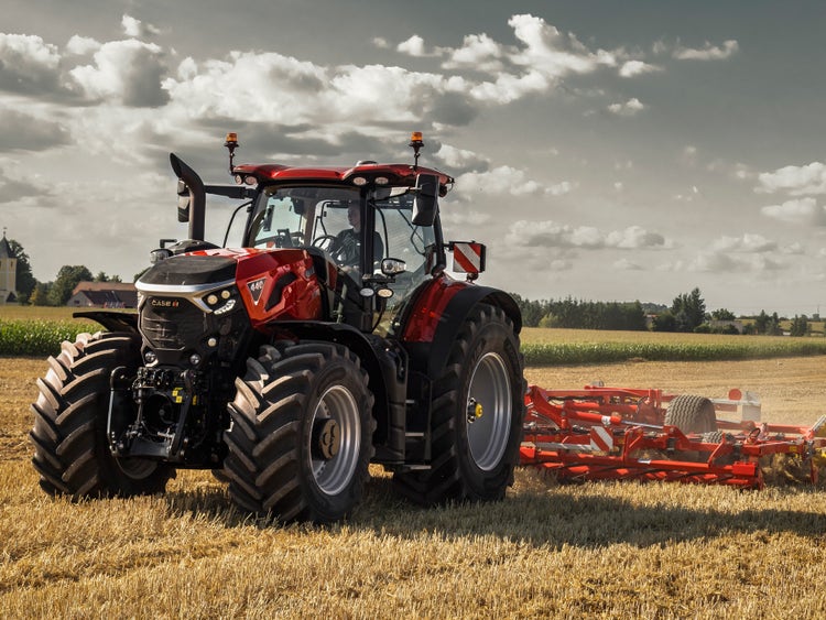Case IH Optum 440 auf dem Feld mit einem Grubber bei der Arbeit