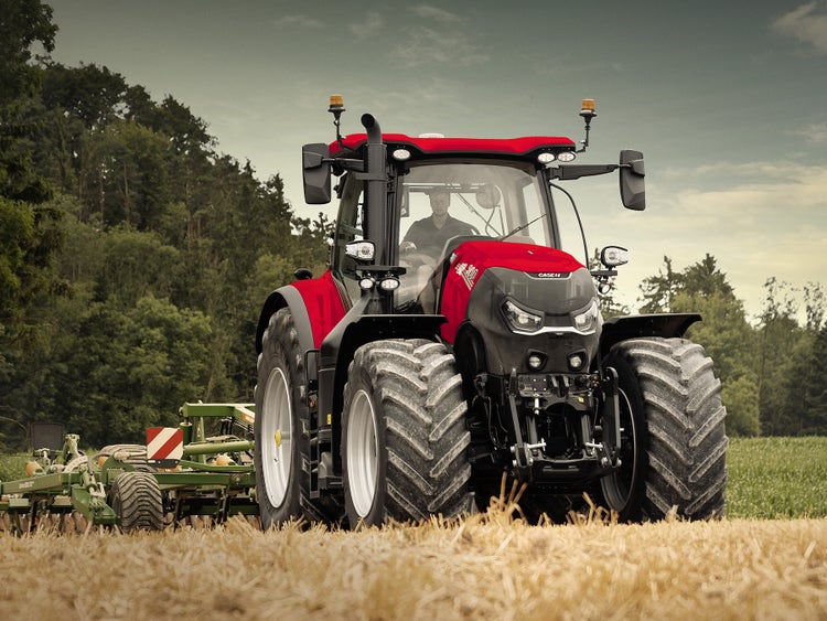 Case IH Optum 300 mit einem Grubber im Stoppelfeld bei der Nachbearbeitung