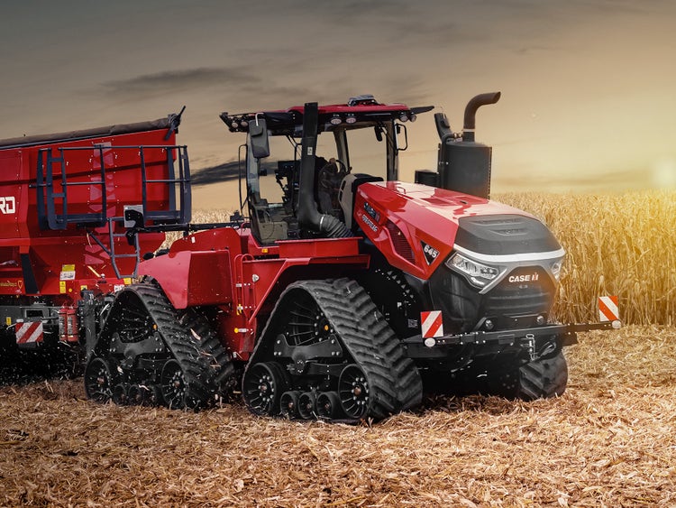 Case IH Quadtrac 645 im Mais am Abfahren mit einem Überladewagen