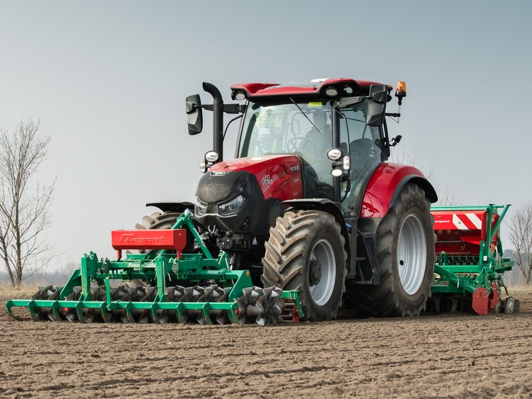Case IH Maxxum 145 am säen mit einer Sähmaschine auf dem Acker