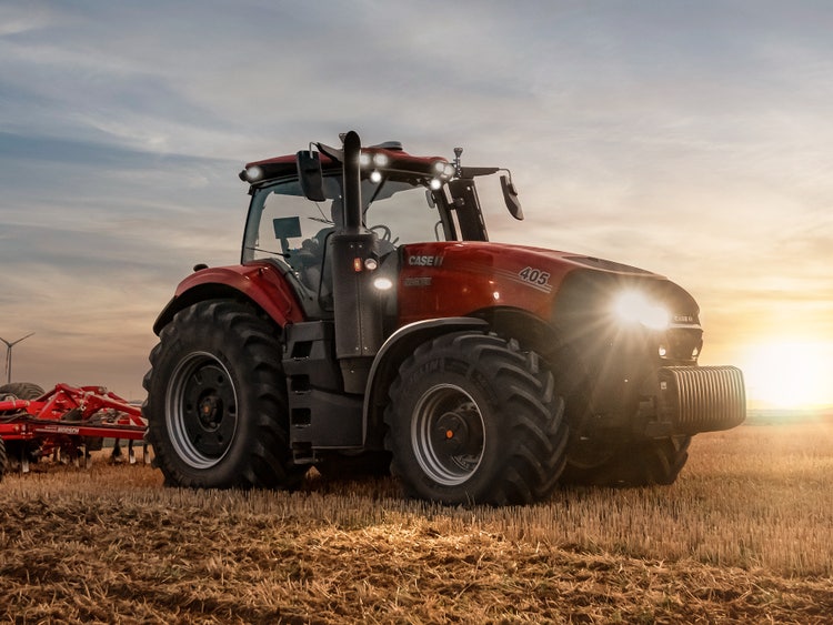 Case IH Magnum 405 mit einem Grubber im Stoppelfeld bei der Nachbearbeitung