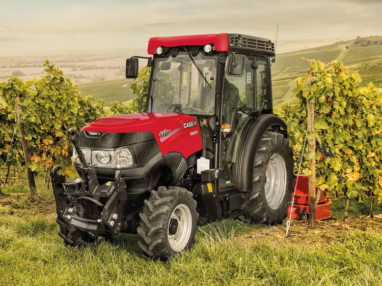 Case IH Quantum 110 mit einem Mulcher in den Weinbergen