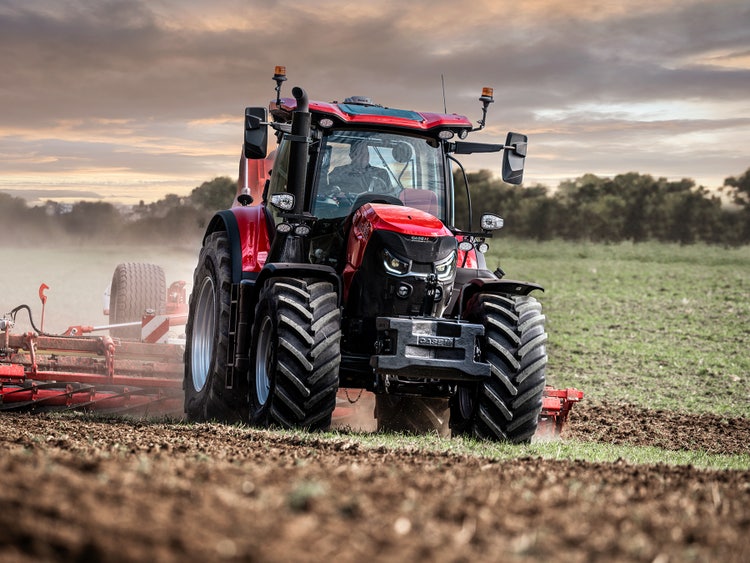 Case IH Puma 240 mit einer Scheibenegge im Grünland bei der Feld Nachbearbeitung