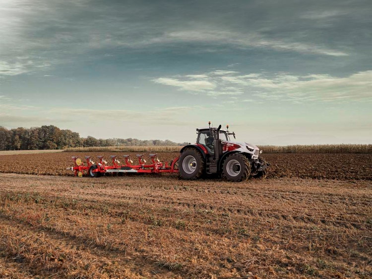 Steyr Cervus mit einem Pflug auf dem Acker bei der Arbeit.