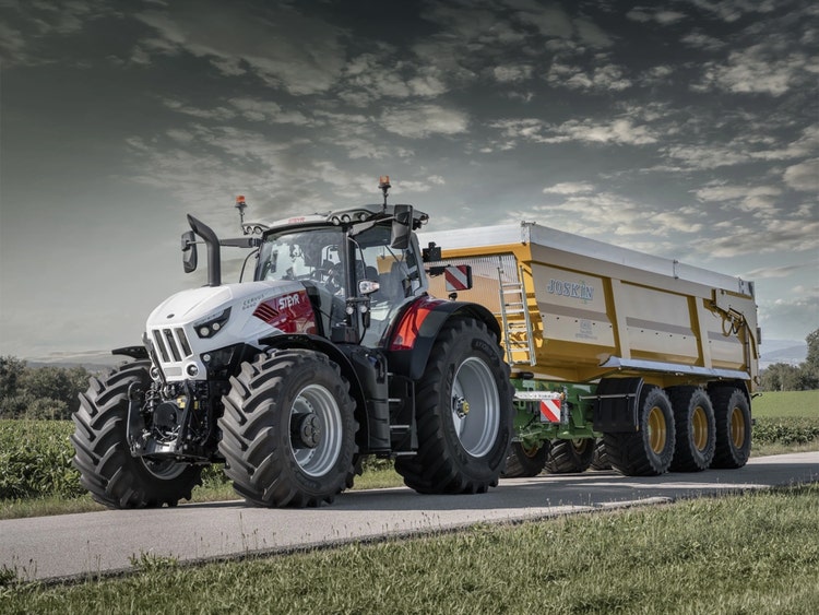 Steyr Cervus mit einem Joskin Tridem Kipper auf der Straße.