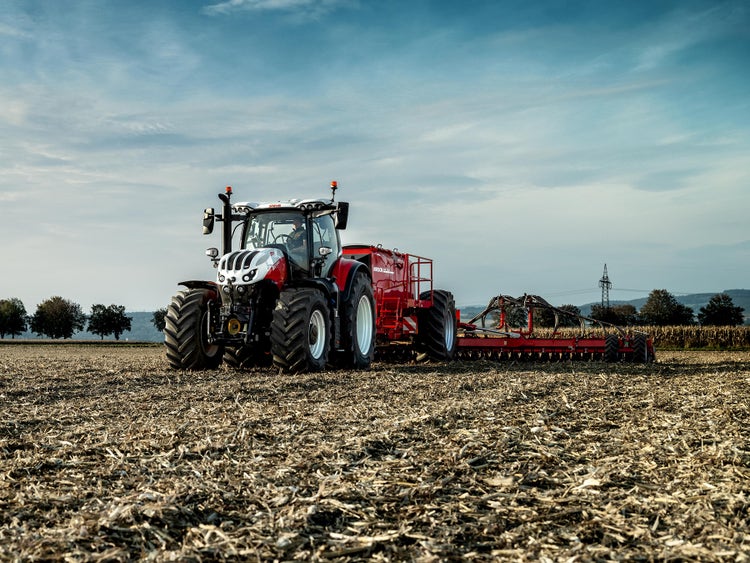 Steyr Absolut 280 CVT Feldarbeit. Ausbringen von Saatgut.