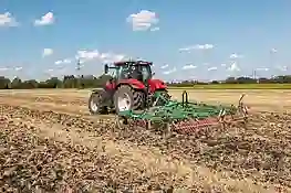 Bild eines Case Traktors beim Ackern