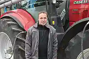 Kunde Moser vor seinem roten Case Traktor