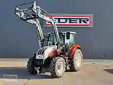 Traktor Kompakt von Steyr vor einer Wand mit dem EDER Logo