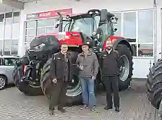 Gruppenfoto von der Josefi Ausstellung vor einem Case Traktor 