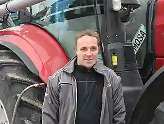 Bild eines EDER Kunden vor einem Traktor 