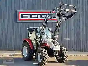 Bild eines Steyr Kompakt Traktores vor dem EDER Logo