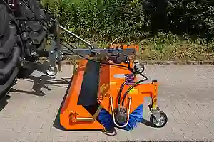Bild einer orangenen Kehrmaschine auf Pflaster