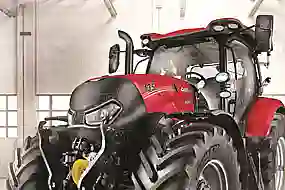 Bild von einem roten Case Traktor in der Lackieranlage