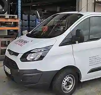 Weißer Kundendienstwagen von EDER Landtechnik 