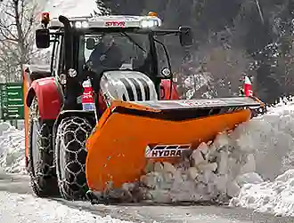 Steyr Traktor mit einem Hydrac Schneeschild