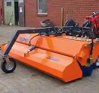 Kehrmaschine in orangener Farbe