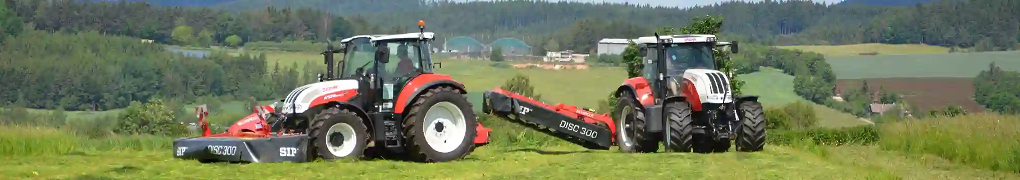Bild von zwei STEYR Traktoren auf einem Feld