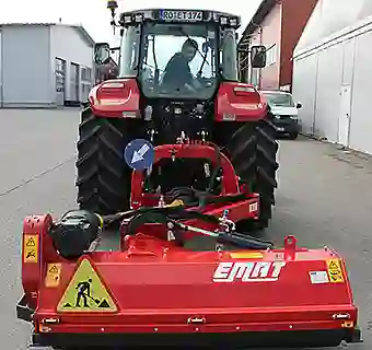 Rotes Emat Mulchgerät an einem Case Traktor