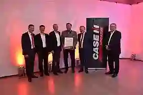 Gruppenbild mit der Übergabe des Red Excellents Awards von Case