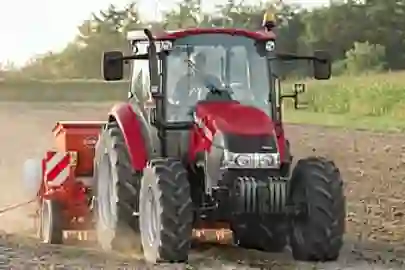Roter Case Traktor auf einem Acker