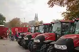 Bild von roten Case Traktoren in einer Reihe