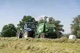 New Holland Traktor beim Pressen mit McHale