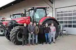 Gruppenbild vor einem roten Case Traktor bei der Ringelsdorfer Ausstellung